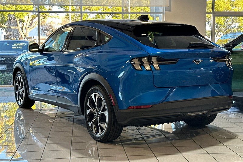 Ford Mustang Mach-E Vehicle Full-screen Gallery Image 05