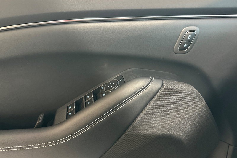 Ford Mustang Mach-E Vehicle Full-screen Gallery Image 10