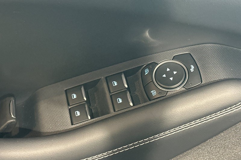 Ford Mustang Mach-E Vehicle Full-screen Gallery Image 11