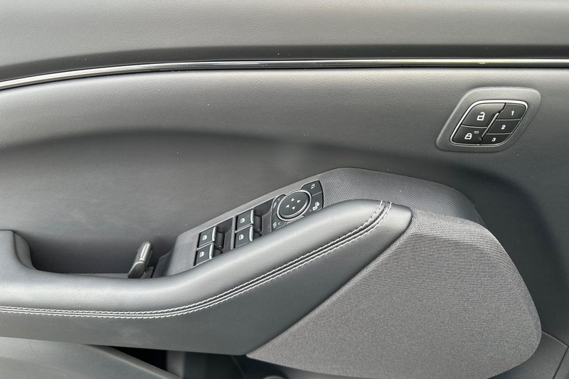 Ford Mustang Mach-E Vehicle Full-screen Gallery Image 10