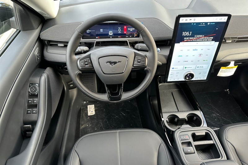 Ford Mustang Mach-E Vehicle Full-screen Gallery Image 15