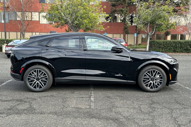 Ford Mustang Mach-E Vehicle Full-screen Gallery Image 02