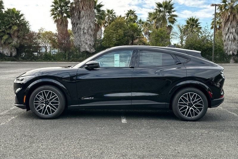 Ford Mustang Mach-E Vehicle Full-screen Gallery Image 06