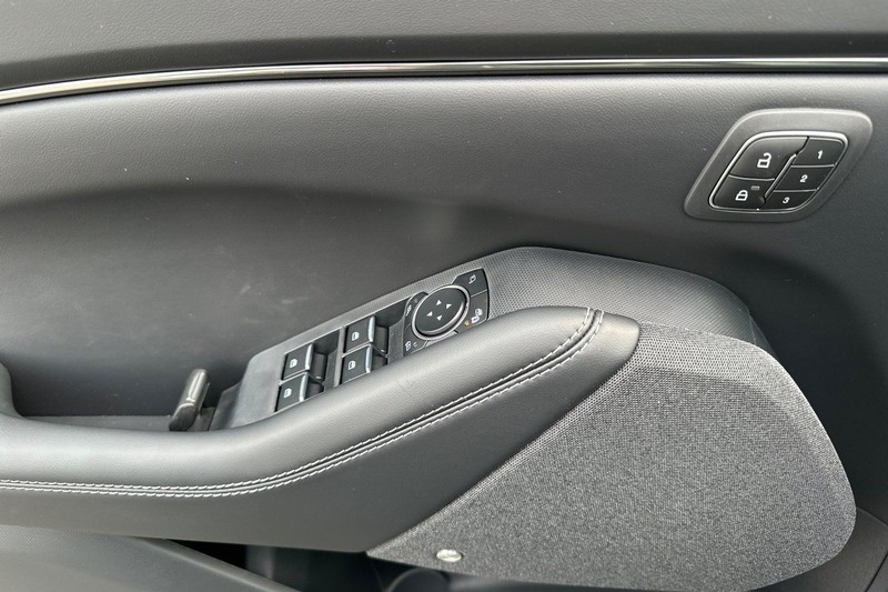 Ford Mustang Mach-E Vehicle Full-screen Gallery Image 10