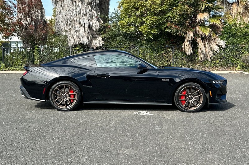 Ford Mustang Vehicle Full-screen Gallery Image 02