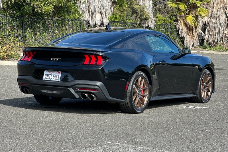Ford Mustang Vehicle Full-screen Gallery Image 03