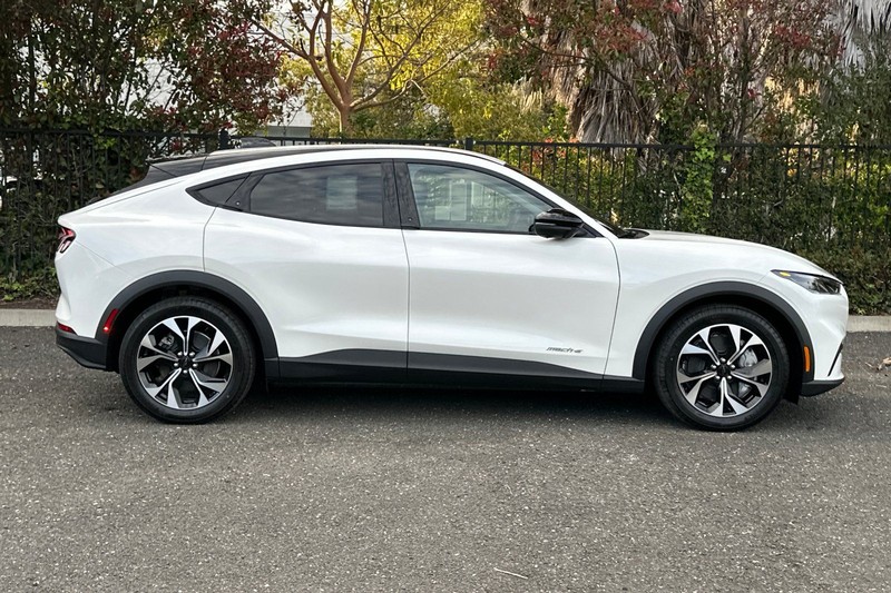 Ford Mustang Mach-E Vehicle Full-screen Gallery Image 02