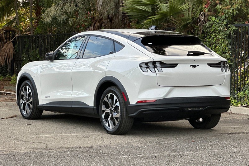 Ford Mustang Mach-E Vehicle Full-screen Gallery Image 05