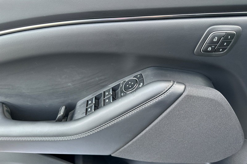 Ford Mustang Mach-E Vehicle Full-screen Gallery Image 10