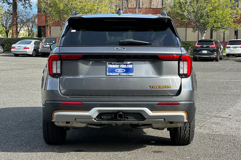 Ford Explorer Vehicle Full-screen Gallery Image 04