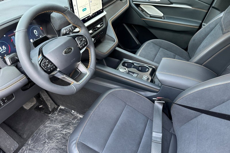 Ford Explorer Vehicle Full-screen Gallery Image 09