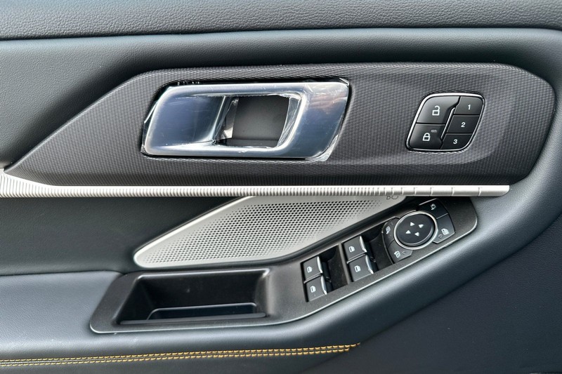 Ford Explorer Vehicle Full-screen Gallery Image 10