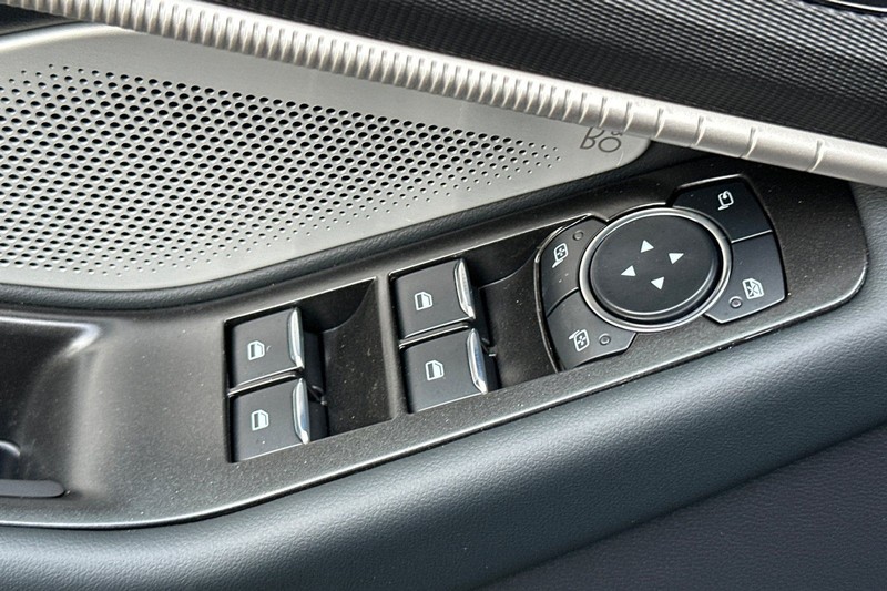 Ford Explorer Vehicle Full-screen Gallery Image 11