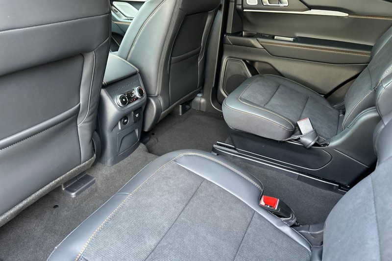 Ford Explorer Vehicle Full-screen Gallery Image 12