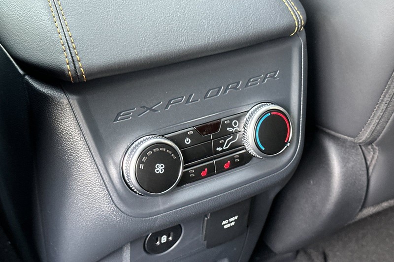 Ford Explorer Vehicle Full-screen Gallery Image 13