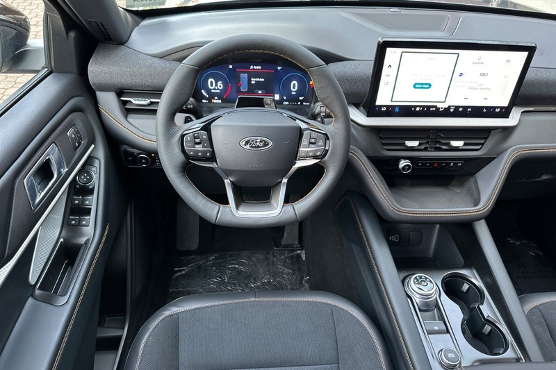 Ford Explorer Vehicle Full-screen Gallery Image 15