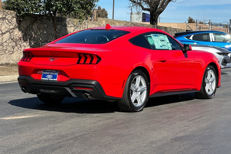Ford Mustang Vehicle Full-screen Gallery Image 03