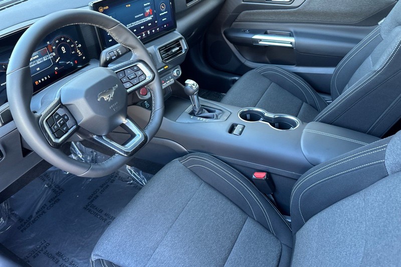 Ford Mustang Vehicle Full-screen Gallery Image 09