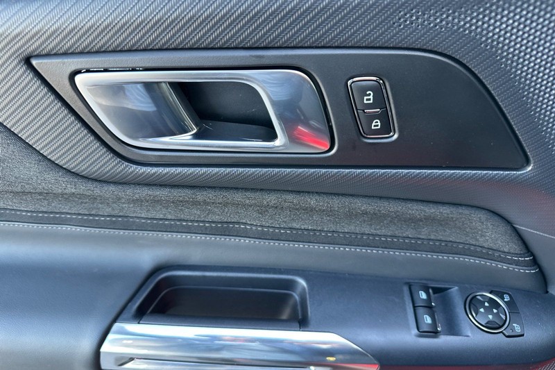 Ford Mustang Vehicle Full-screen Gallery Image 10