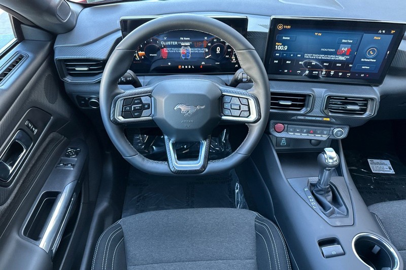 Ford Mustang Vehicle Full-screen Gallery Image 14