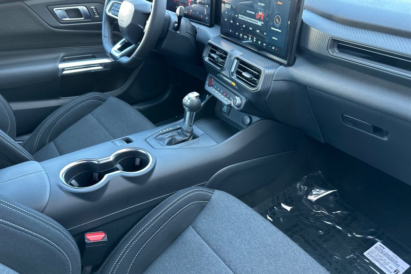 Ford Mustang Vehicle Full-screen Gallery Image 15