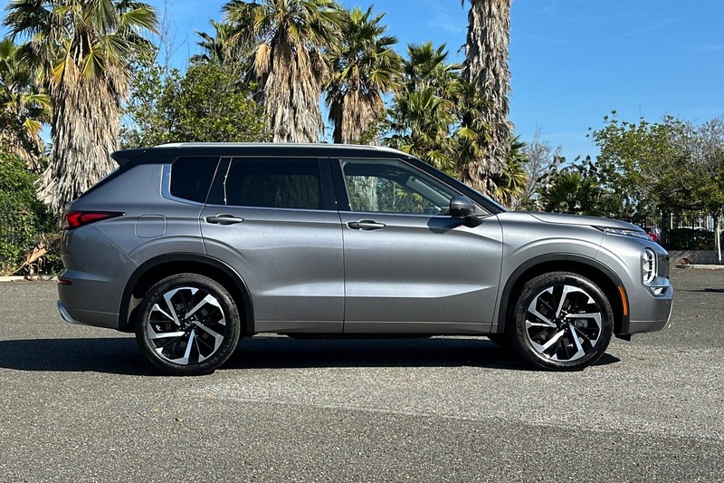 Mitsubishi Outlander Vehicle Full-screen Gallery Image 02