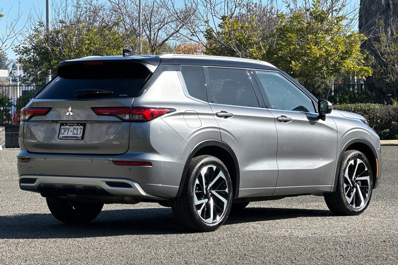 Mitsubishi Outlander Vehicle Full-screen Gallery Image 03