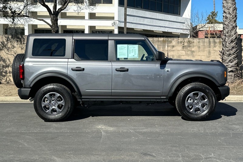 Ford Bronco Vehicle Full-screen Gallery Image 02