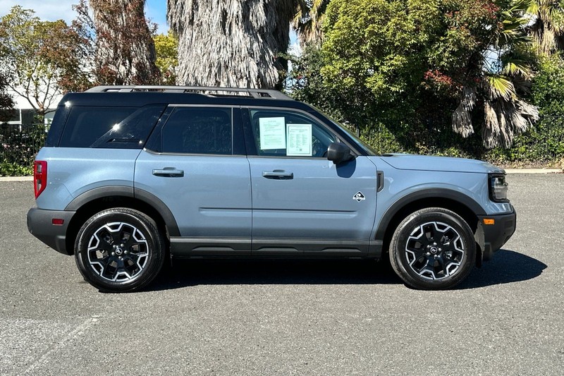 Ford Bronco Sport Vehicle Full-screen Gallery Image 02