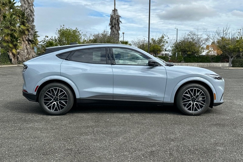 Ford Mustang Mach-E Vehicle Full-screen Gallery Image 02