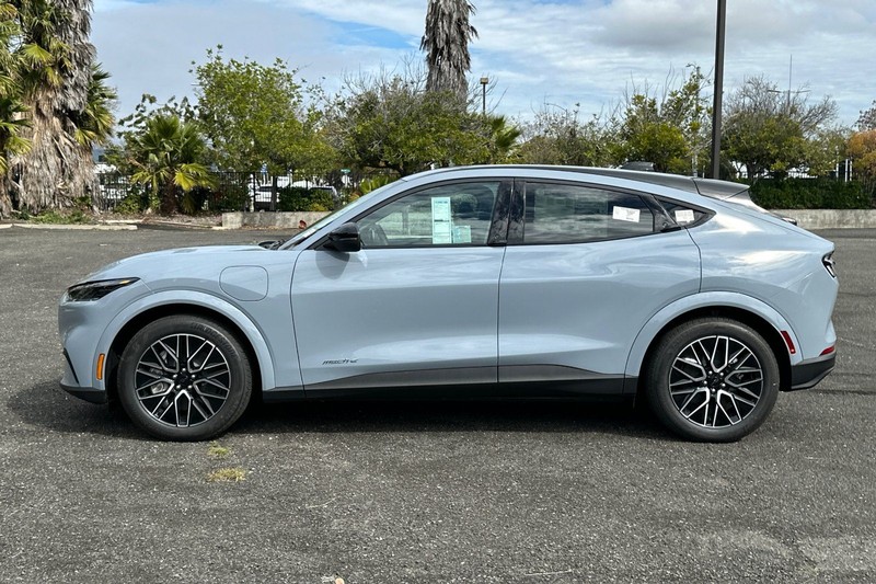 Ford Mustang Mach-E Vehicle Full-screen Gallery Image 06