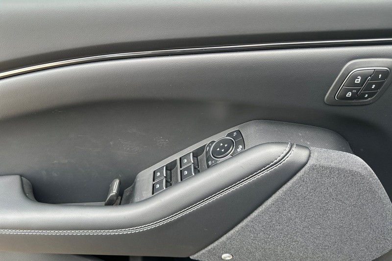 Ford Mustang Mach-E Vehicle Full-screen Gallery Image 10