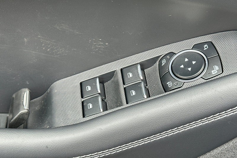 Ford Mustang Mach-E Vehicle Full-screen Gallery Image 11