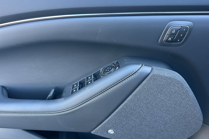 Ford Mustang Mach-E Vehicle Full-screen Gallery Image 10