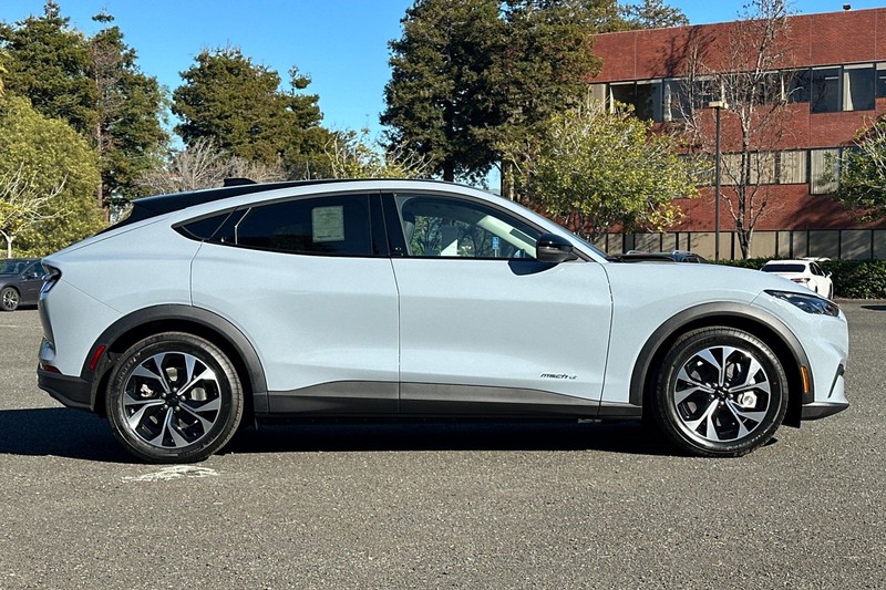 Ford Mustang Mach-E Vehicle Full-screen Gallery Image 02