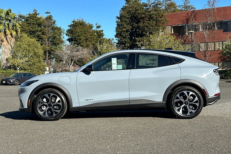 Ford Mustang Mach-E Vehicle Full-screen Gallery Image 06