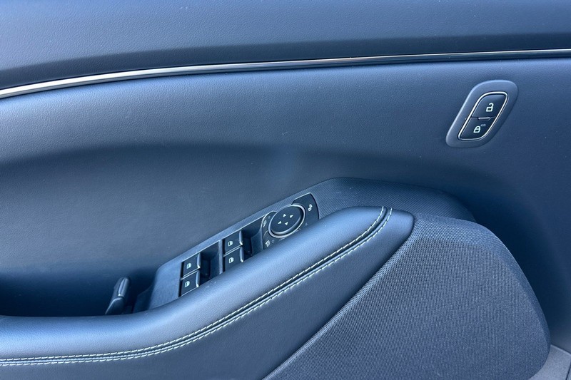 Ford Mustang Mach-E Vehicle Full-screen Gallery Image 10