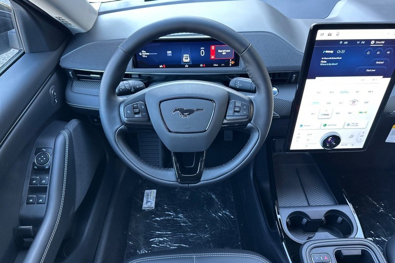 Ford Mustang Mach-E Vehicle Full-screen Gallery Image 15