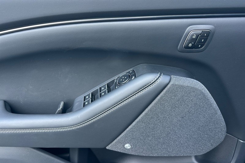 Ford Mustang Mach-E Vehicle Full-screen Gallery Image 10