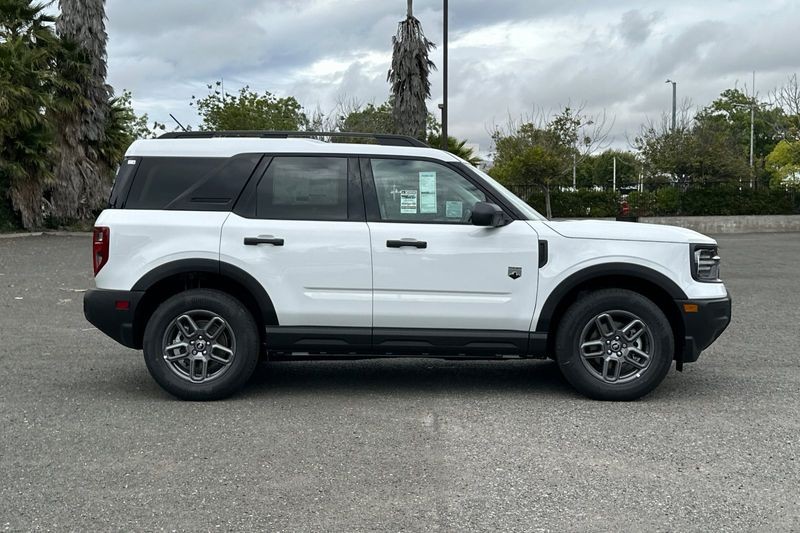 Ford Bronco Sport Vehicle Full-screen Gallery Image 02