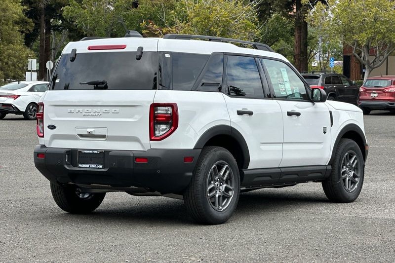 Ford Bronco Sport Vehicle Full-screen Gallery Image 03