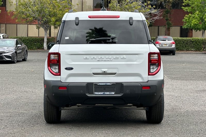 Ford Bronco Sport Vehicle Full-screen Gallery Image 04