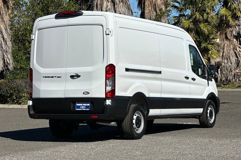 Ford Transit-250 Vehicle Full-screen Gallery Image 03