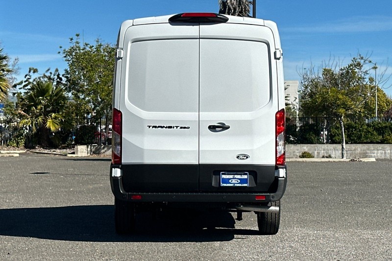 Ford Transit-250 Vehicle Full-screen Gallery Image 04