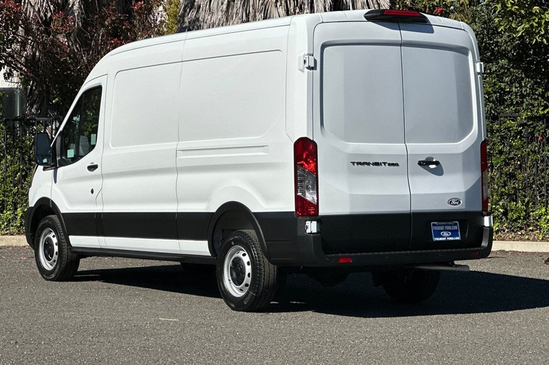 Ford Transit-250 Vehicle Full-screen Gallery Image 05