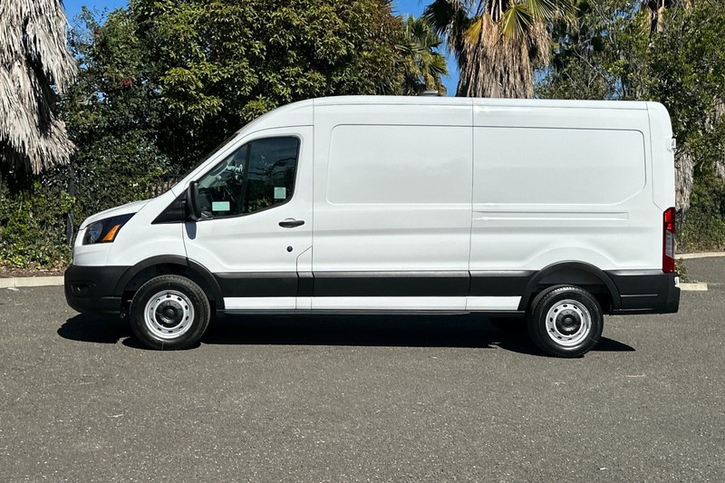 Ford Transit-250 Vehicle Full-screen Gallery Image 06