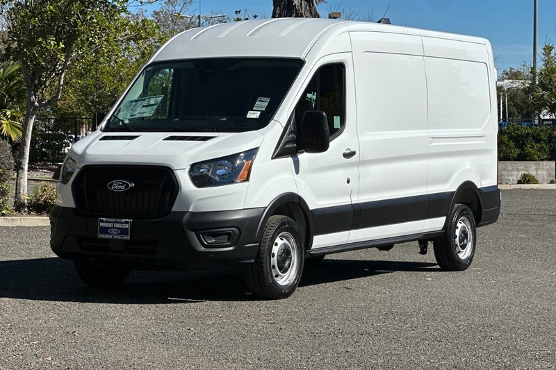 Ford Transit-250 Vehicle Full-screen Gallery Image 07