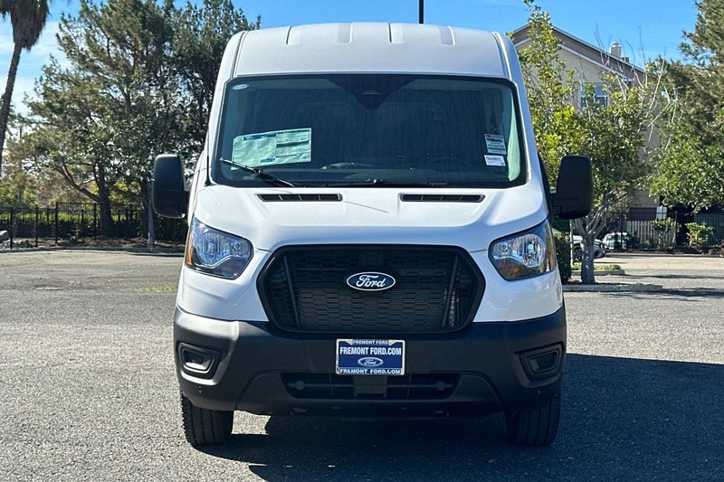 Ford Transit-250 Vehicle Full-screen Gallery Image 08
