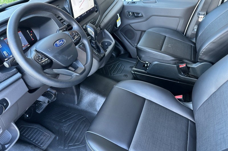 Ford Transit-250 Vehicle Full-screen Gallery Image 09