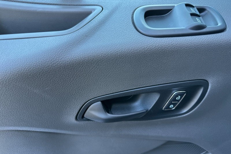 Ford Transit-250 Vehicle Full-screen Gallery Image 10